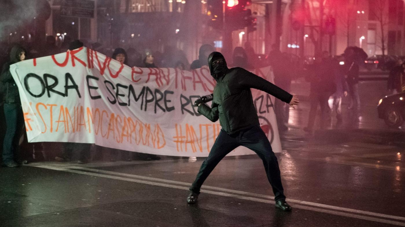 Manifestazione antifascista contro il comizio di CasaPound: tensioni a Torino