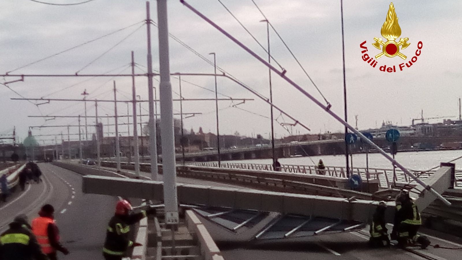Crolla pilone sul Ponte della Libertà a Venezia: tragedia sfiorata