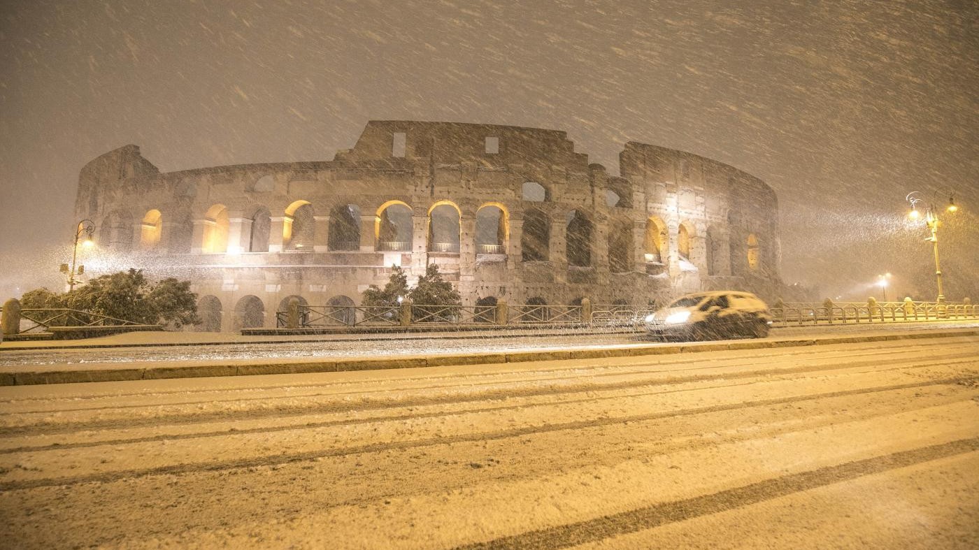 Colosseo e Fori Imperiali imbiancati: la nevicata nella notte a Roma