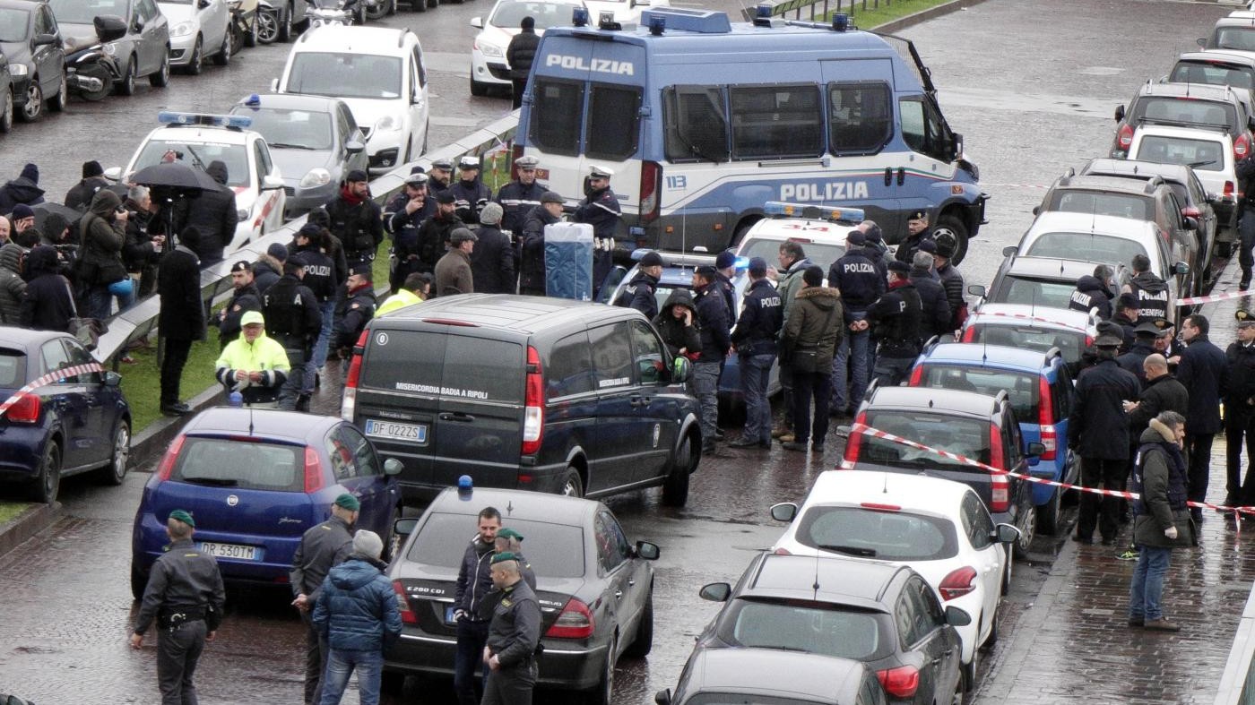 Esce per suicidarsi ma ci ripensa e spara a un passante. I rilievi su ponte Vespucci a Firenze