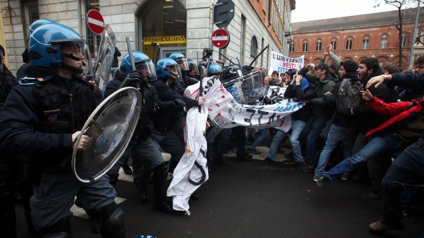 Scontri a Milano, no degli studenti al trasferimento dell’università