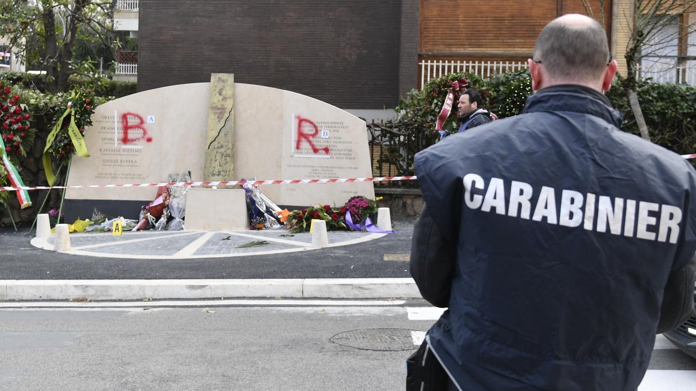 Aldo Moro, imbrattata con la scritta BR la lapide di via Fani