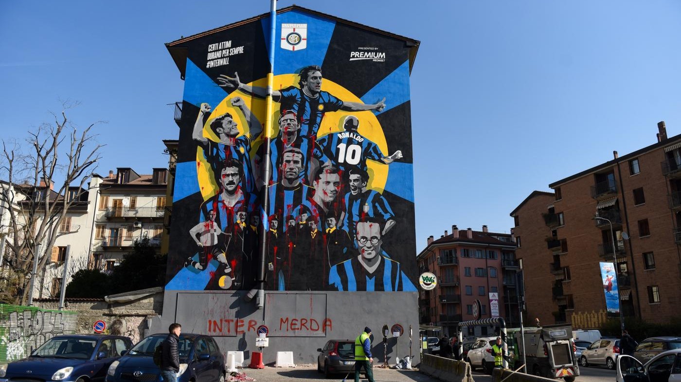 Insulti, uova e vernice rossa: imbrattato il murale per i 110 anni dell’Inter