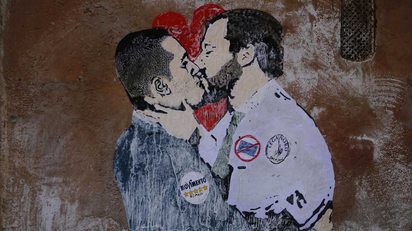 Bacio tra Salvini e Di Maio: le foto del murale a Roma