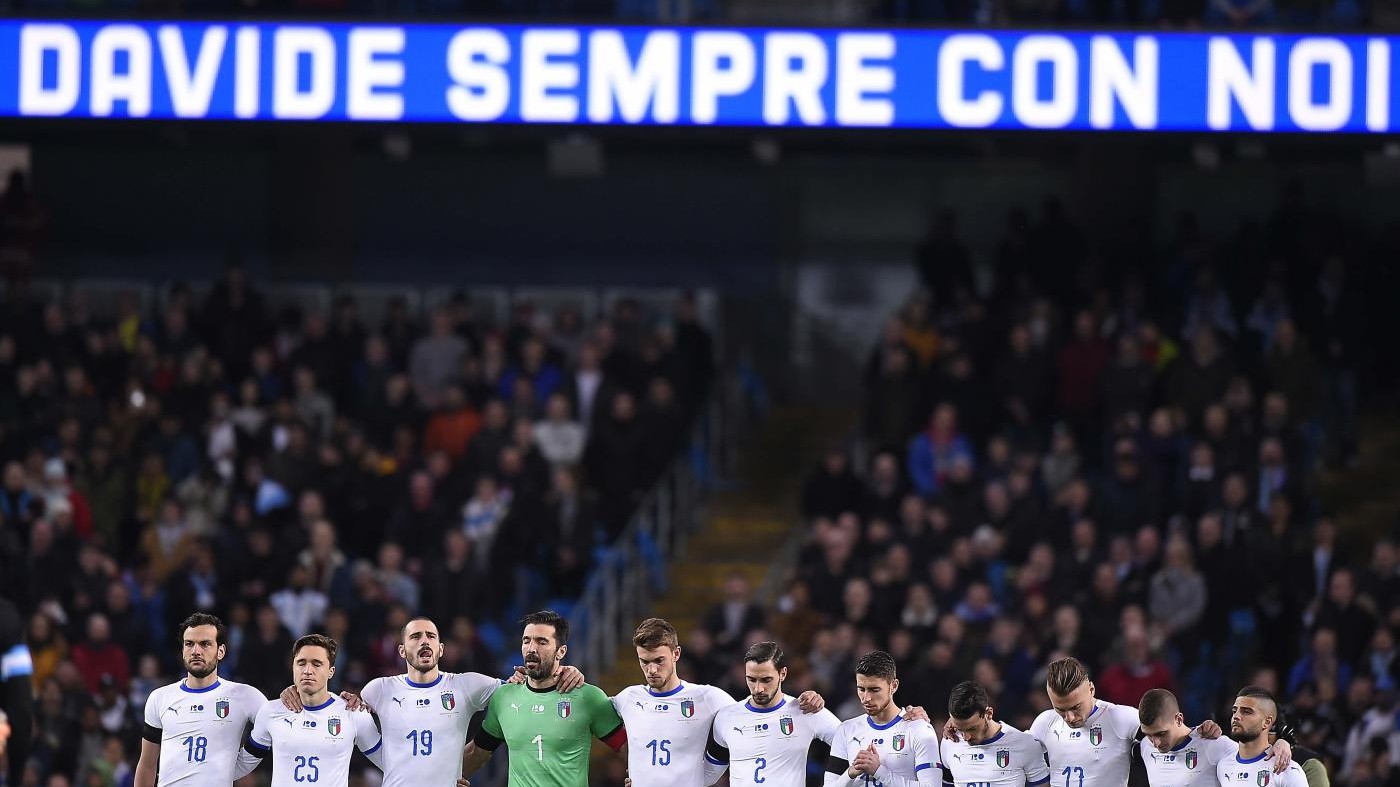 Lutto al braccio, maglia 13 e striscioni: l’Italia ricorda Astori contro l’Argentina