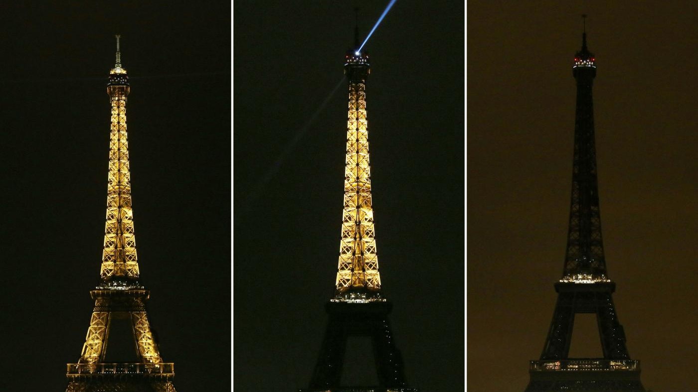 Parigi, la Tour Eiffel si spegne in ricordo delle vittime di Carcassonne