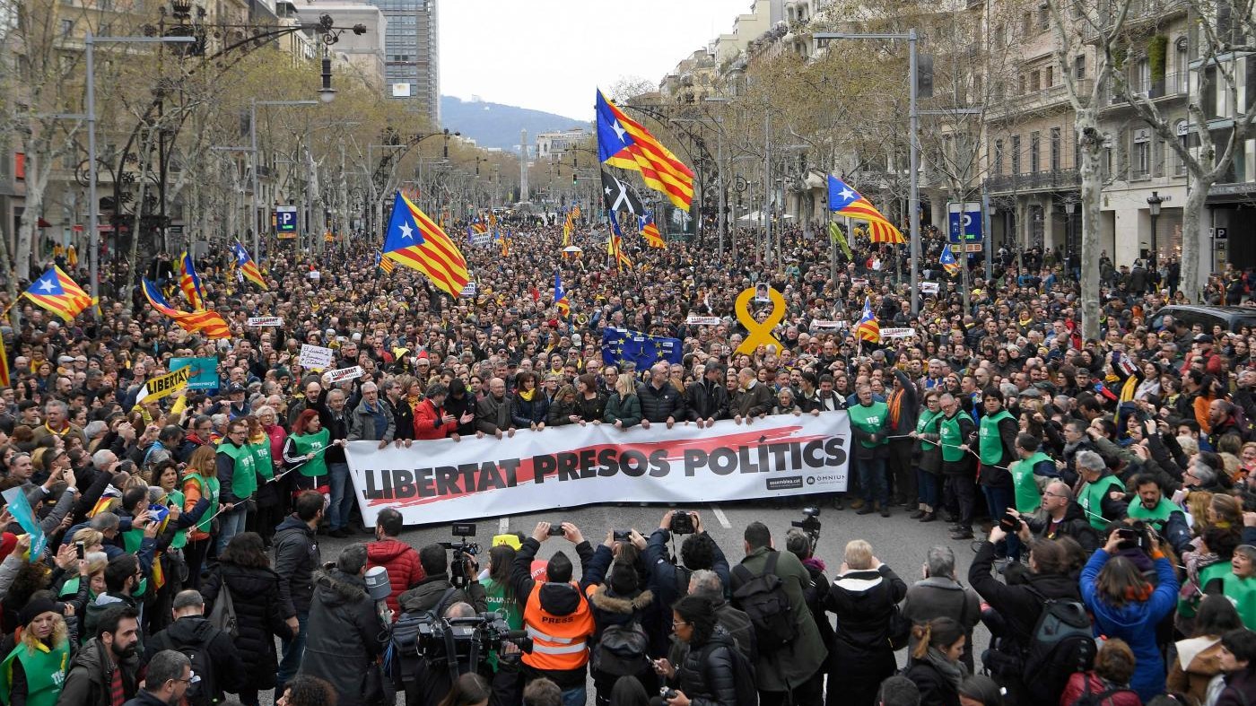 Barcellona in rivolta: scontri con la polizia dopo arresto Puigdemont