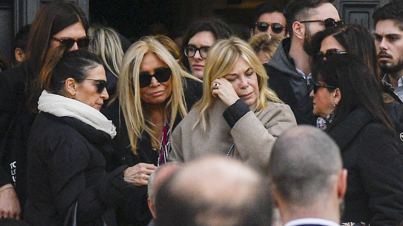 Funerali Frizzi, le lacrime dell’ex moglie Rita Dalla Chiesa sorretta da Mara Venier