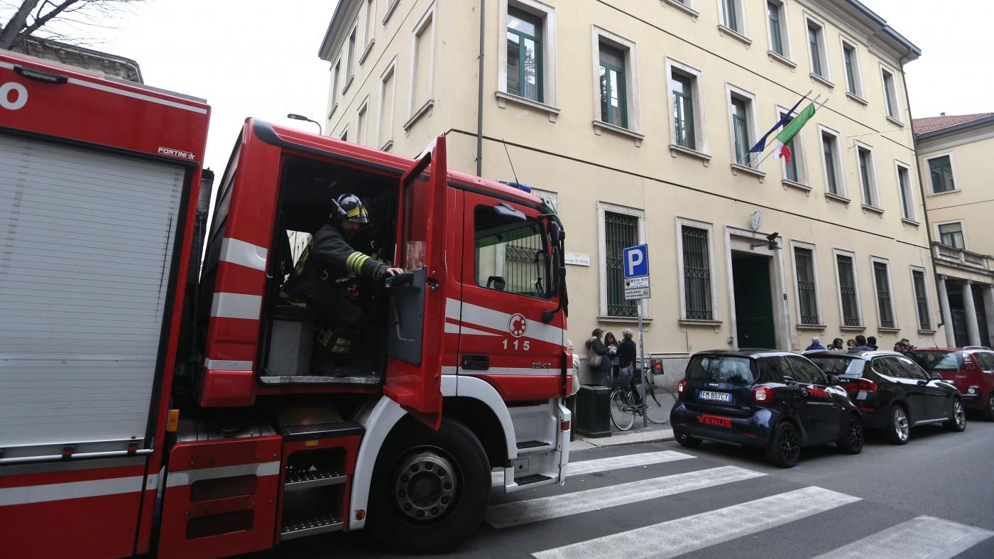 Milano, crolla un controsoffitto in una scuola: i soccorsi sul posto