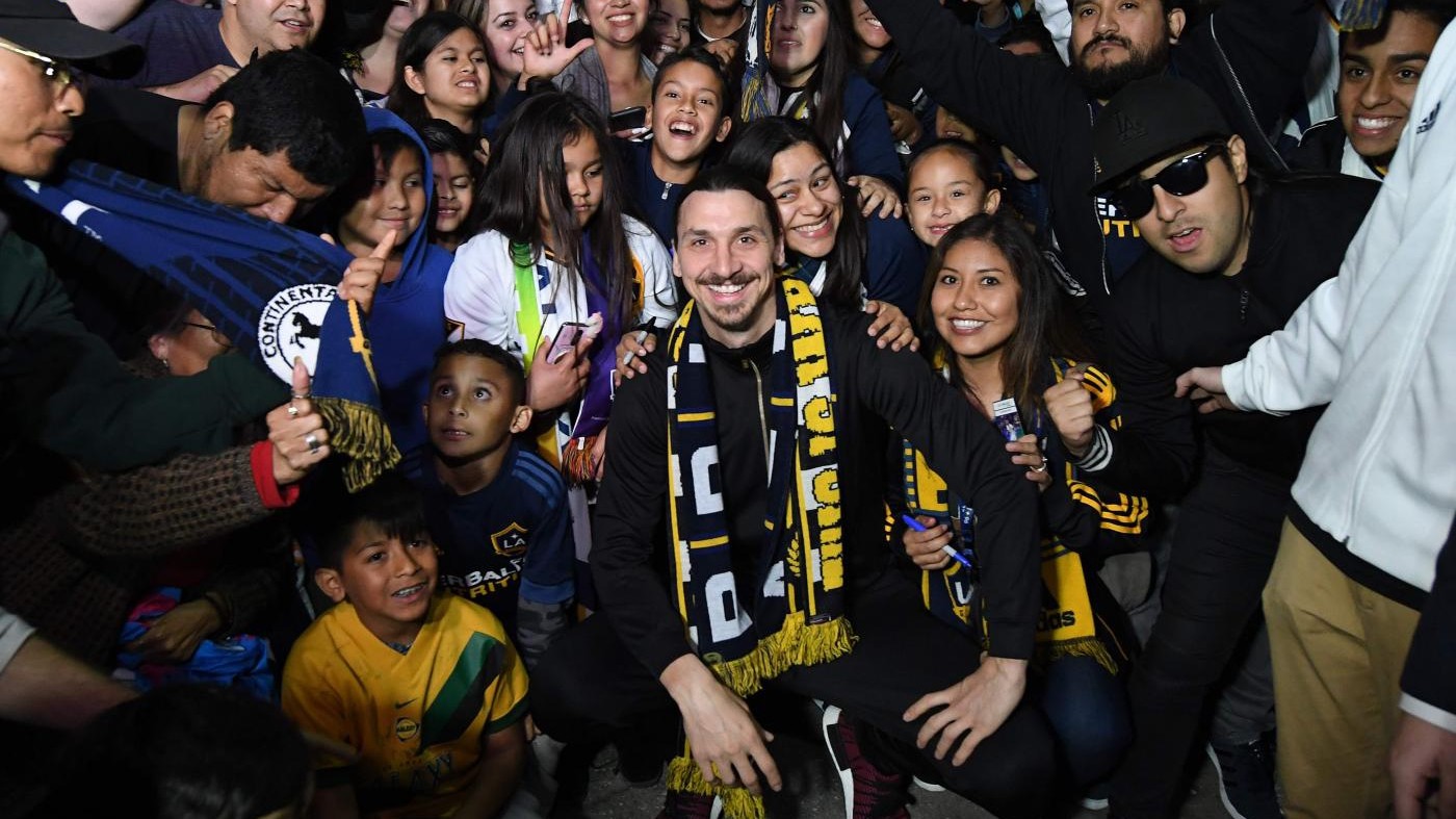 Ibrahimovic arriva a Los Angeles: tifosi dei Galaxy in festa