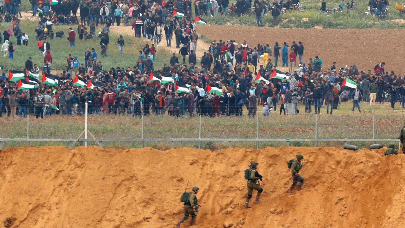 Gaza, si accendono le proteste dei palestinesi, scontri con esercito israeliano