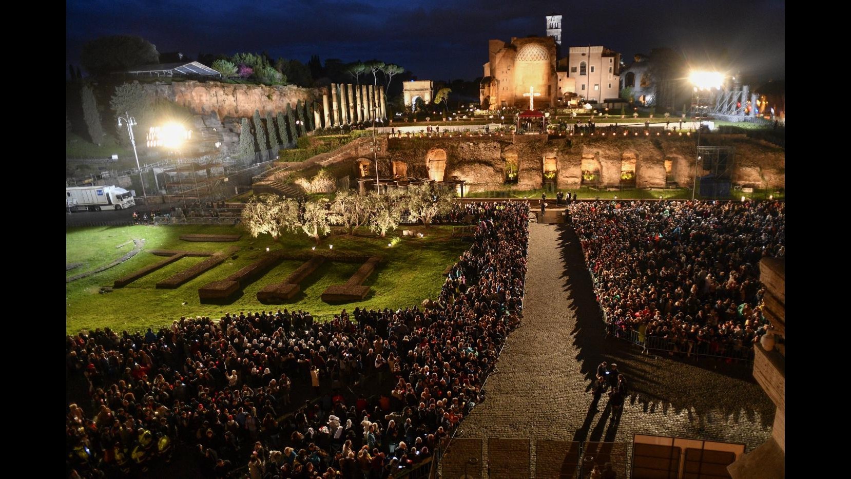 Papa Francesco, il rito della via Crucis: 20mila fedeli al Colosseo