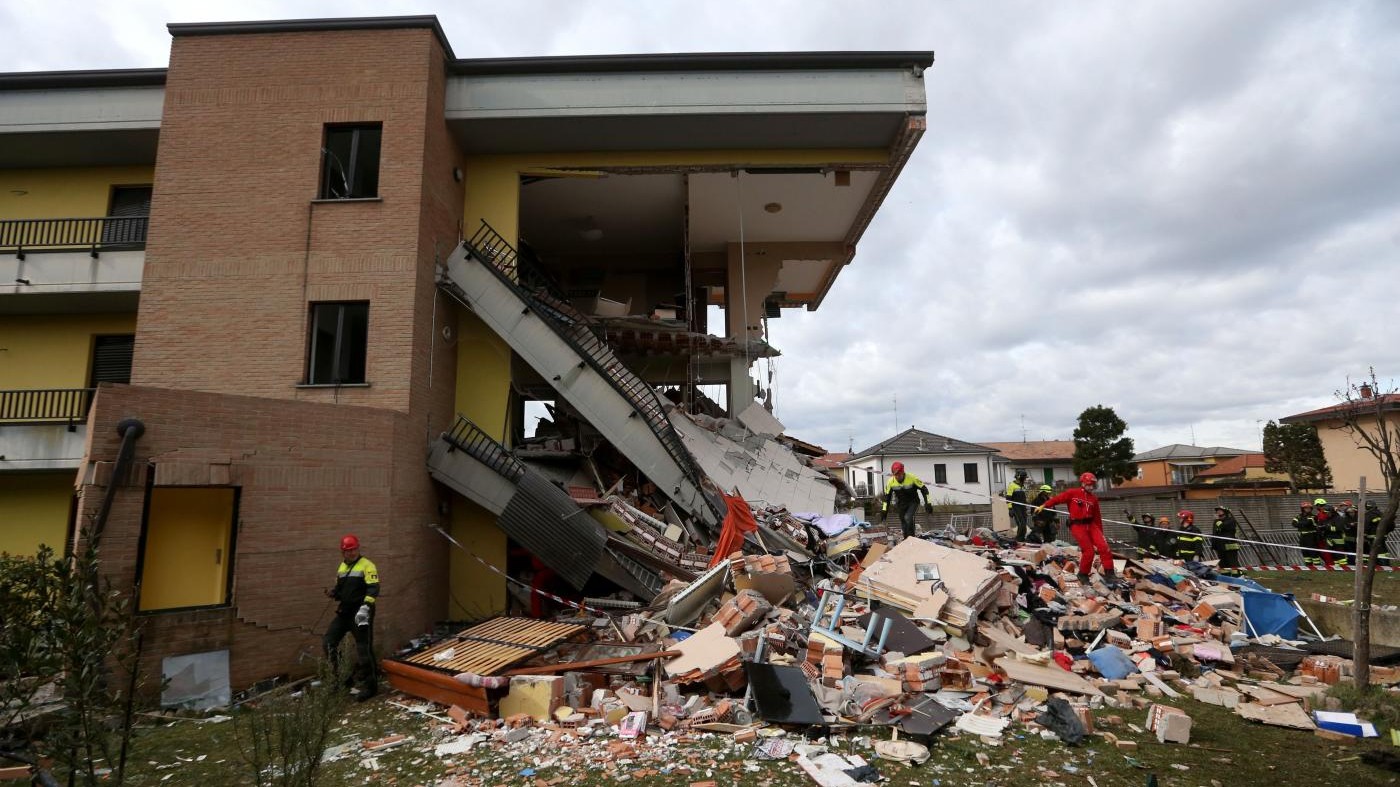 Milano, la palazzina crollata a Rescaldina: i soccorsi sul posto
