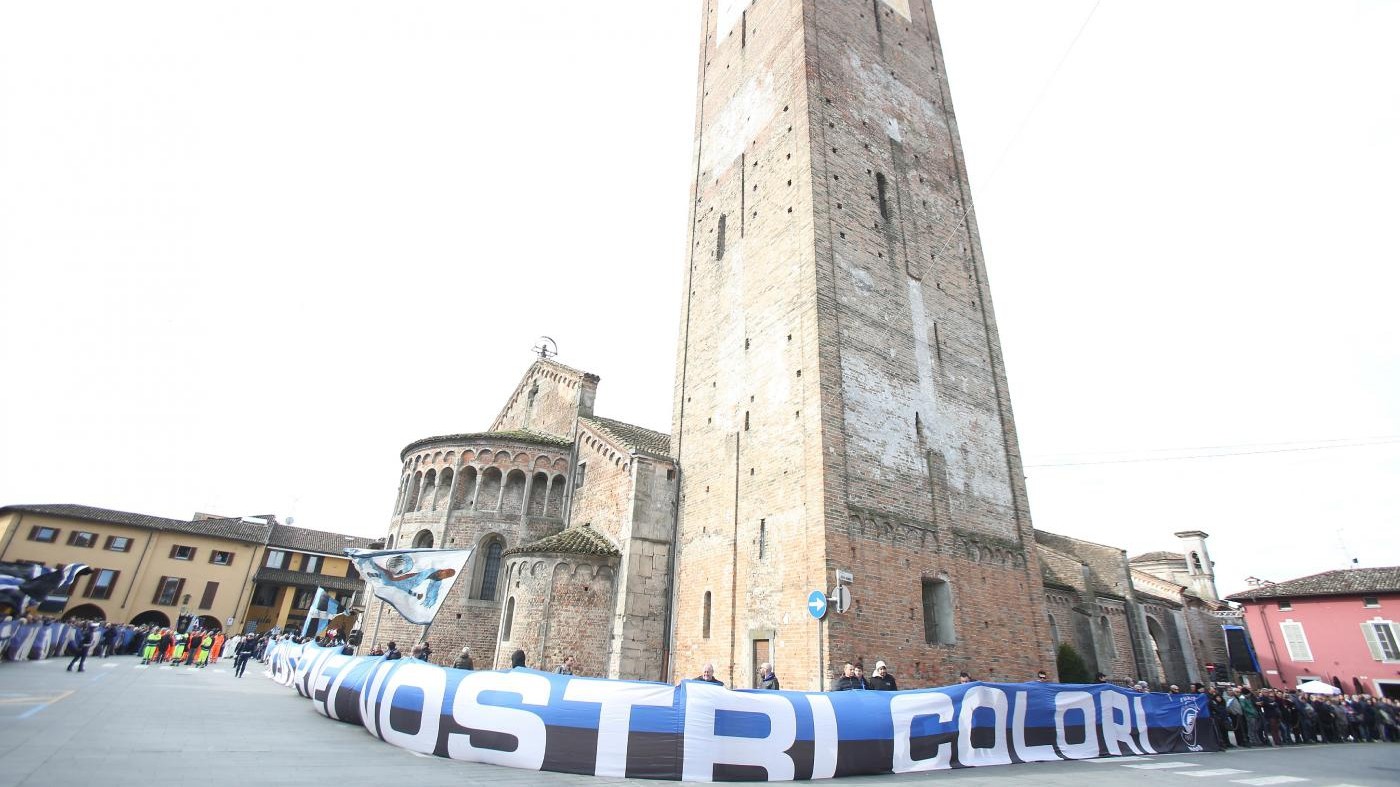 Tifosi, striscioni, cori e sedia brandita in aria ai funerali di Emiliano Mondonico