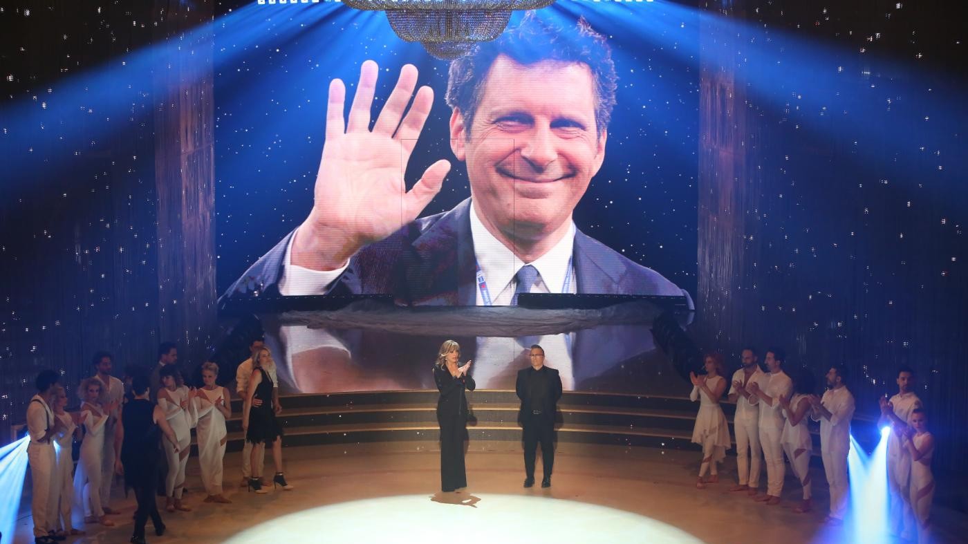 Milly Carlucci apre Ballando con le stelle con l’omaggio a Fabrizio Frizzi