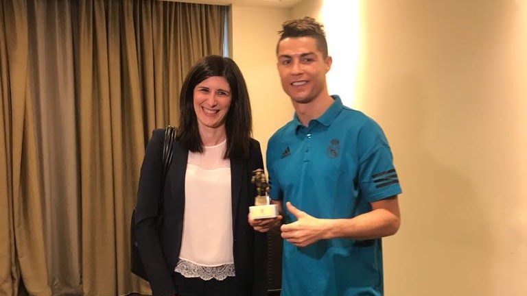 Ronaldo firma la maglia a Chiara Appendino: la sindaca incontra il Real Madrid