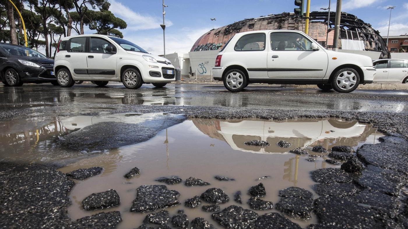 Voragini, buche e allagamenti: le strade groviera di Roma