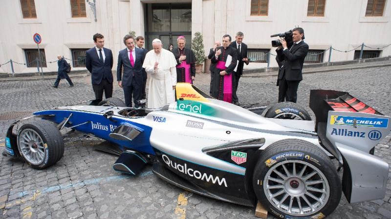 Formula E, Papa Francesco benedice l’auto elettrica