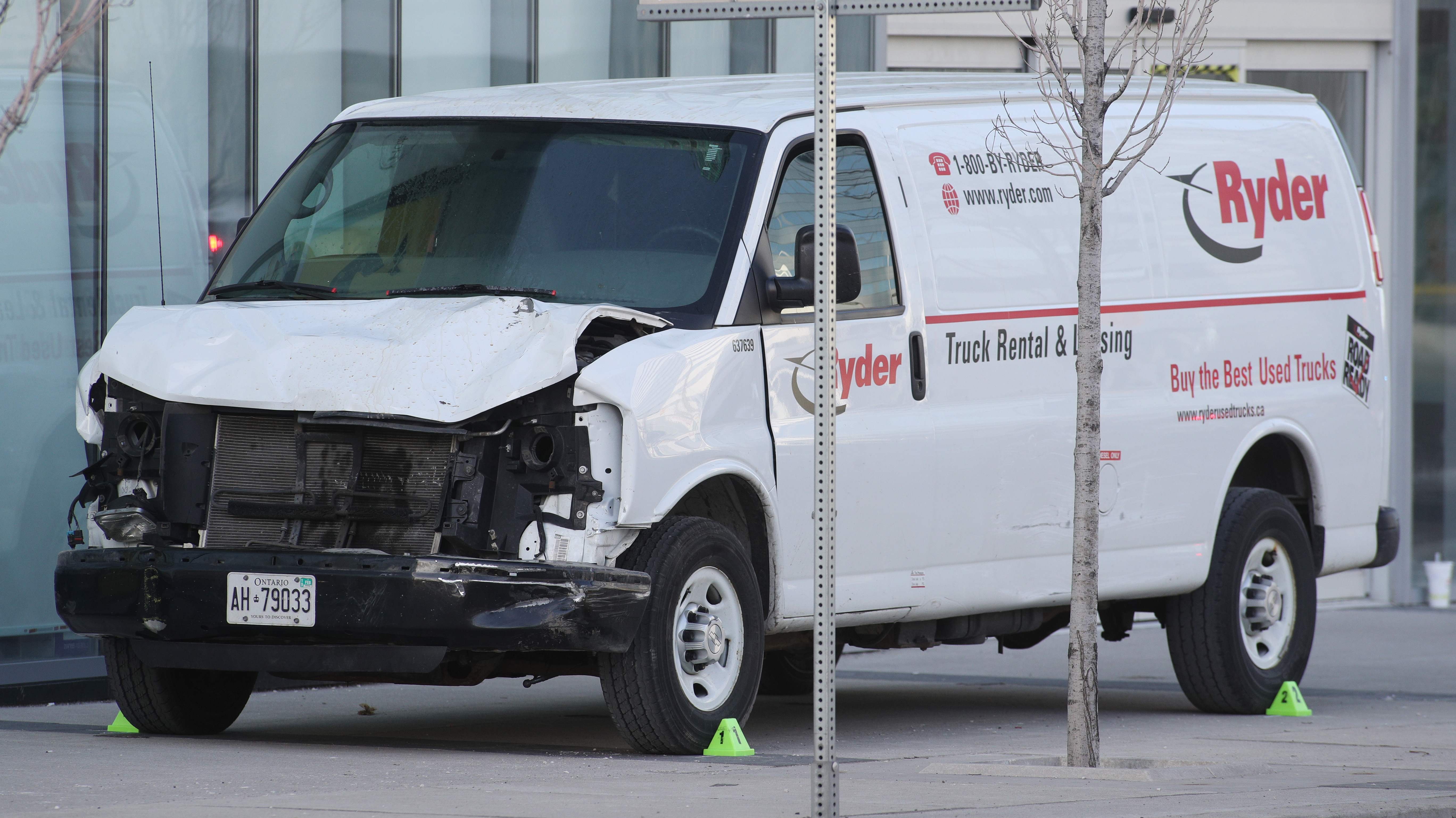 Furgone sulla folla a Toronto: 10 morti. Soccorsi, fiori, messaggi e lacrime sulla Yonge Street