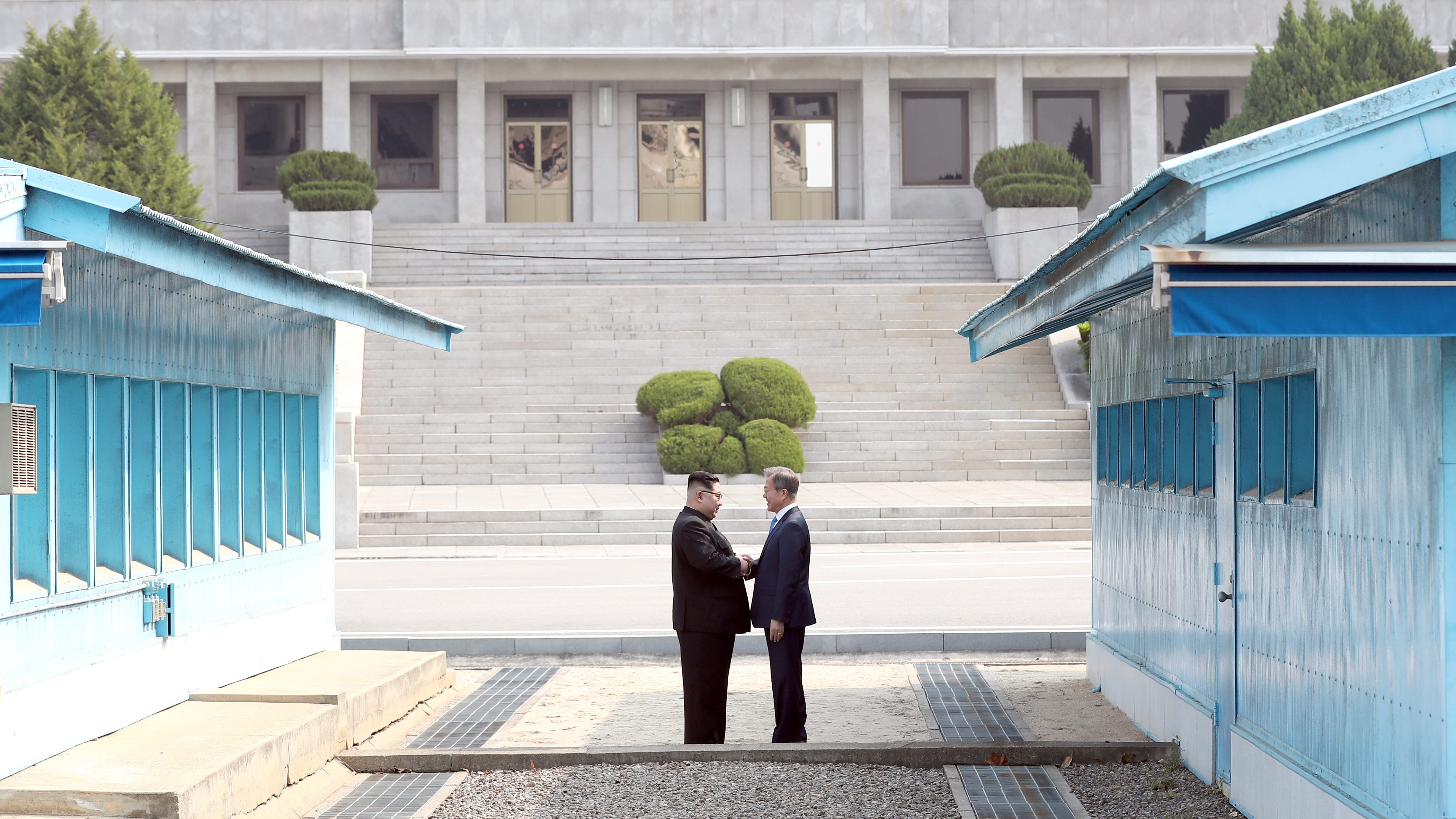 Incontro storico tra le due Coree: la stretta di mano tra Moon e Kim