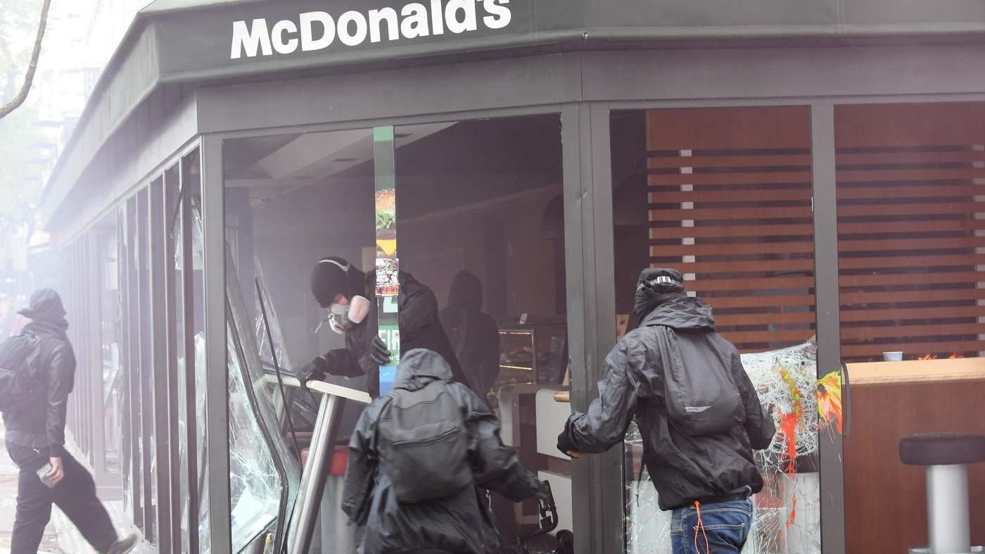 Parigi a fuoco e fiamme per il Primo Maggio: distrutti Mcdonald’s e concessionarie