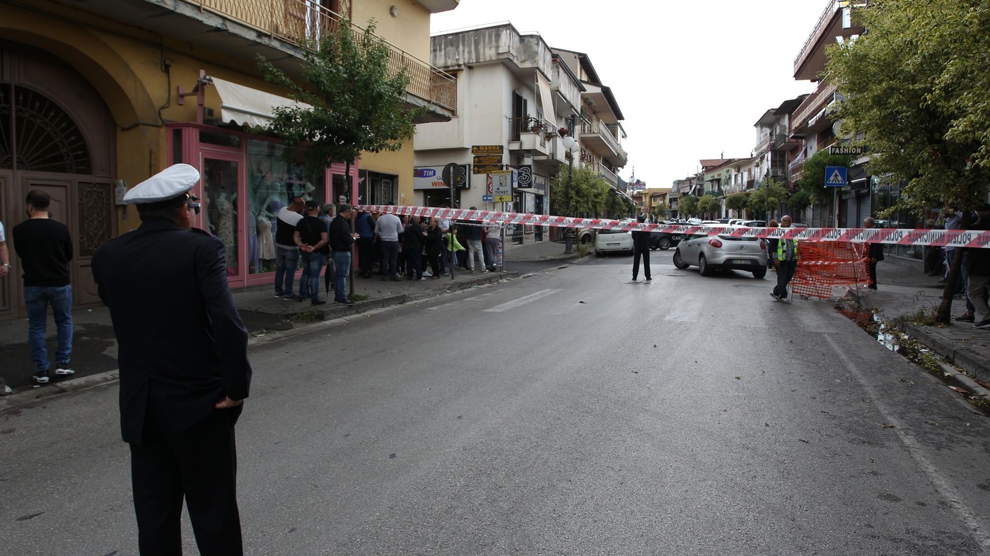 Napoli, uccide la madre e si barrica in casa: l’intervento dei carabinieri e la trattativa