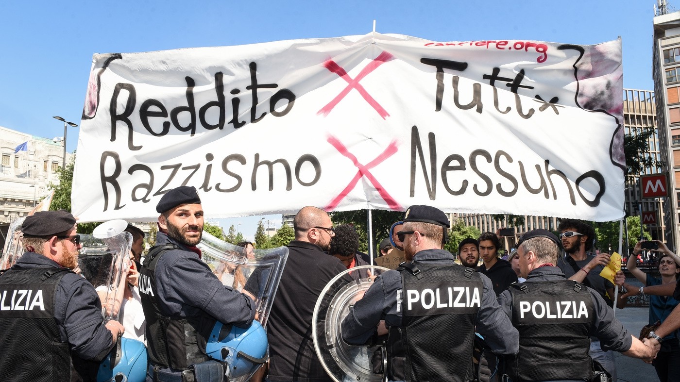 Vertice M5S-Lega a Milano, blitz dei centri sociali al Pirellone