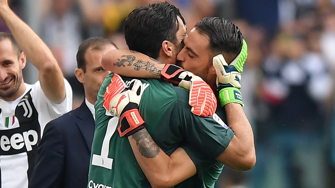 Buffon lascia la Juventus dopo 17 anni: l’abbraccio a compagni e tifosi