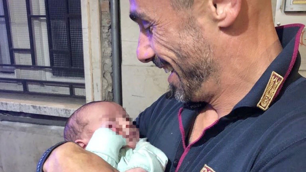 Brescia, neonato abbandonato in centro: il piccolo trovato dalla polizia