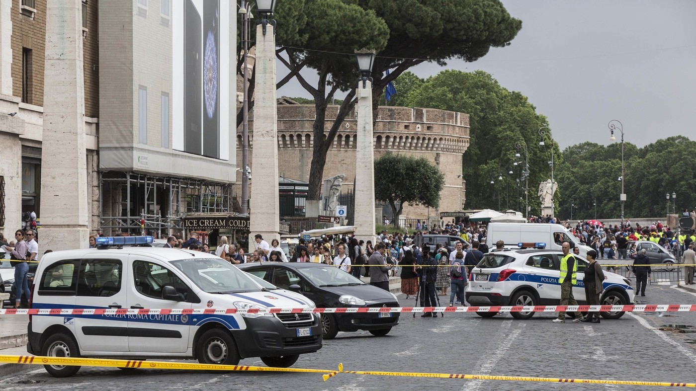 Roma, falso allarme bomba vicino San Pietro: zona transennata e artificieri sul posto