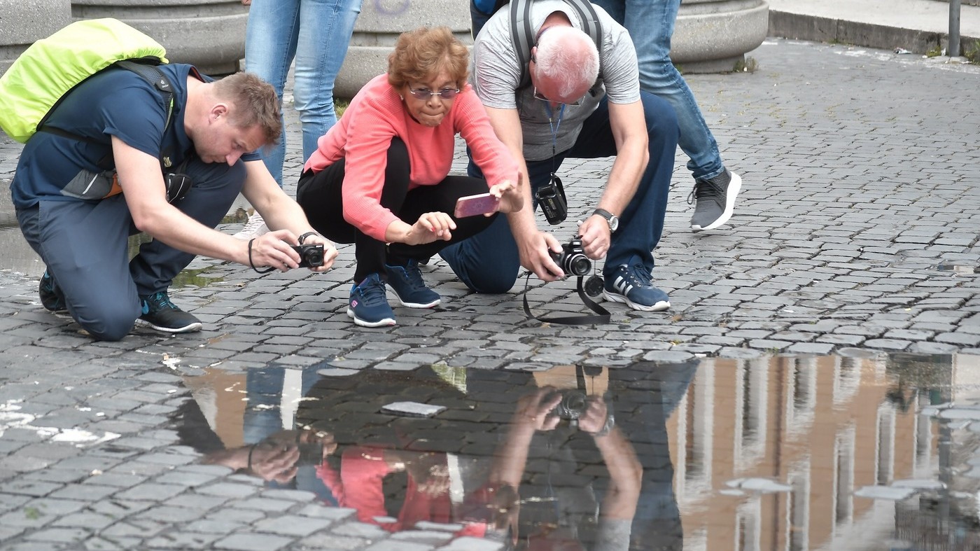 Roma, la nuova mania è la foto nella pozzanghera