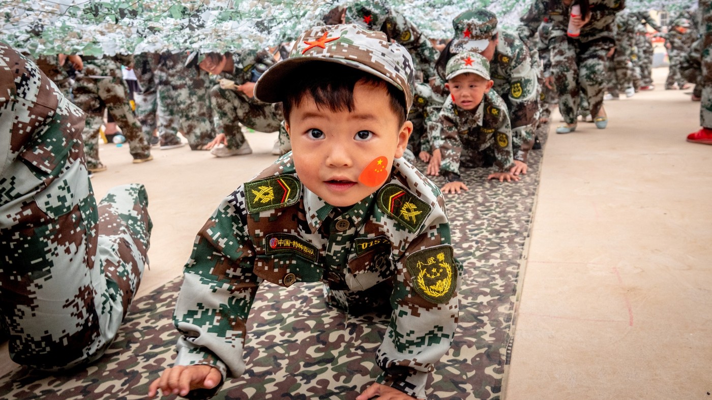 Esercitazione militare di alcuni bambini all’asilo nido di Anyang in Cina