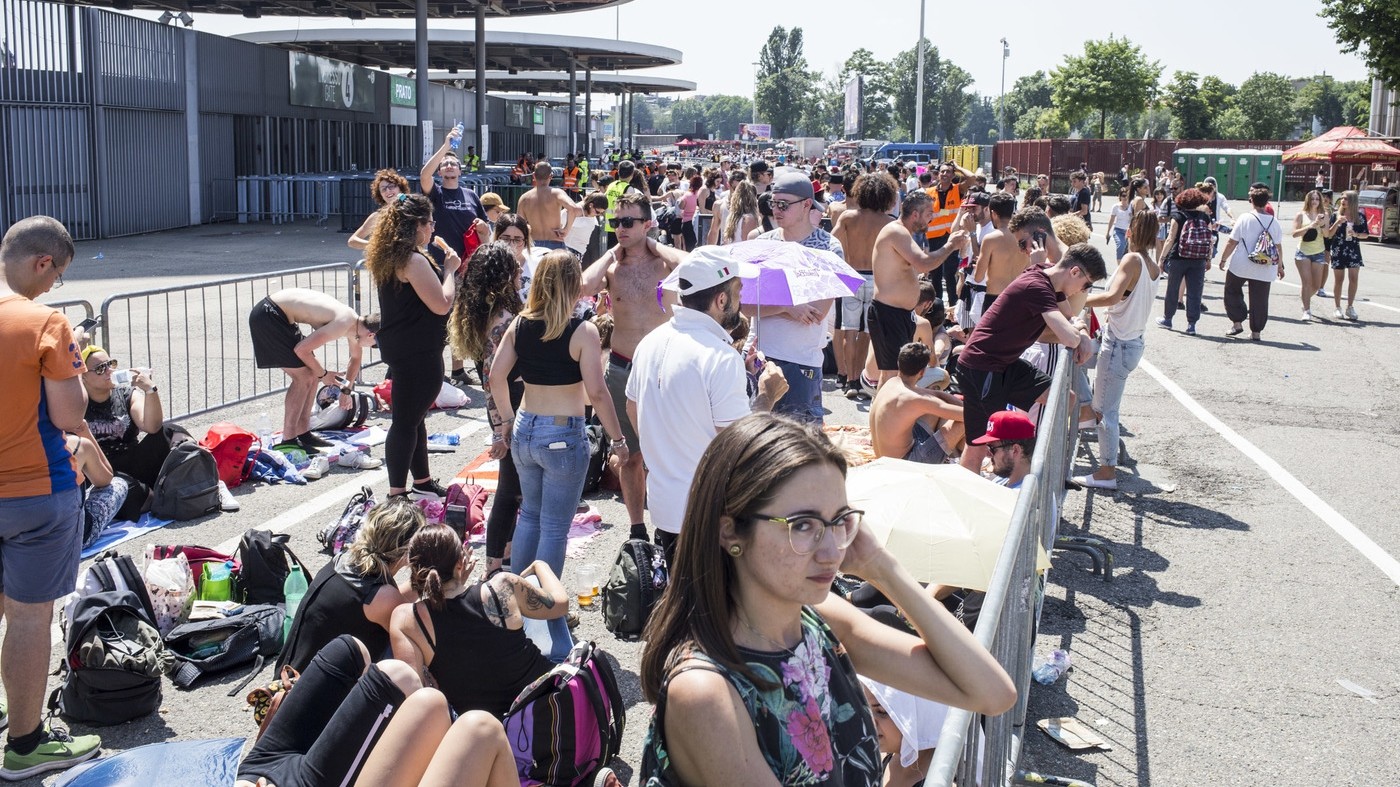Stadio San Siro, migliaia di fan in attesa del concerto di J-Ax e Fedez
