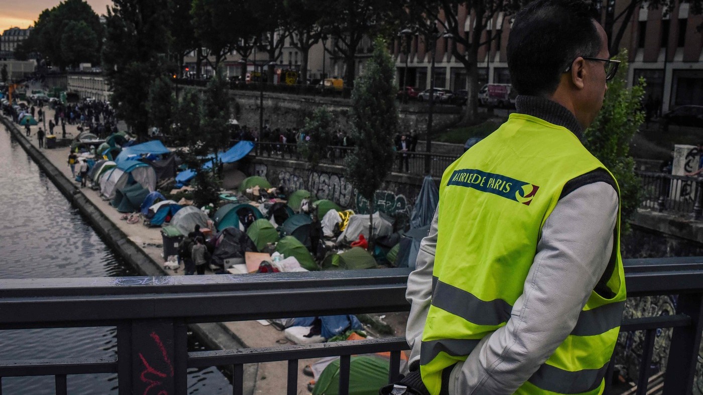 Migranti, campi profughi accampati sulle sponde canale Saint-Martin: lo sgombero a Parigi
