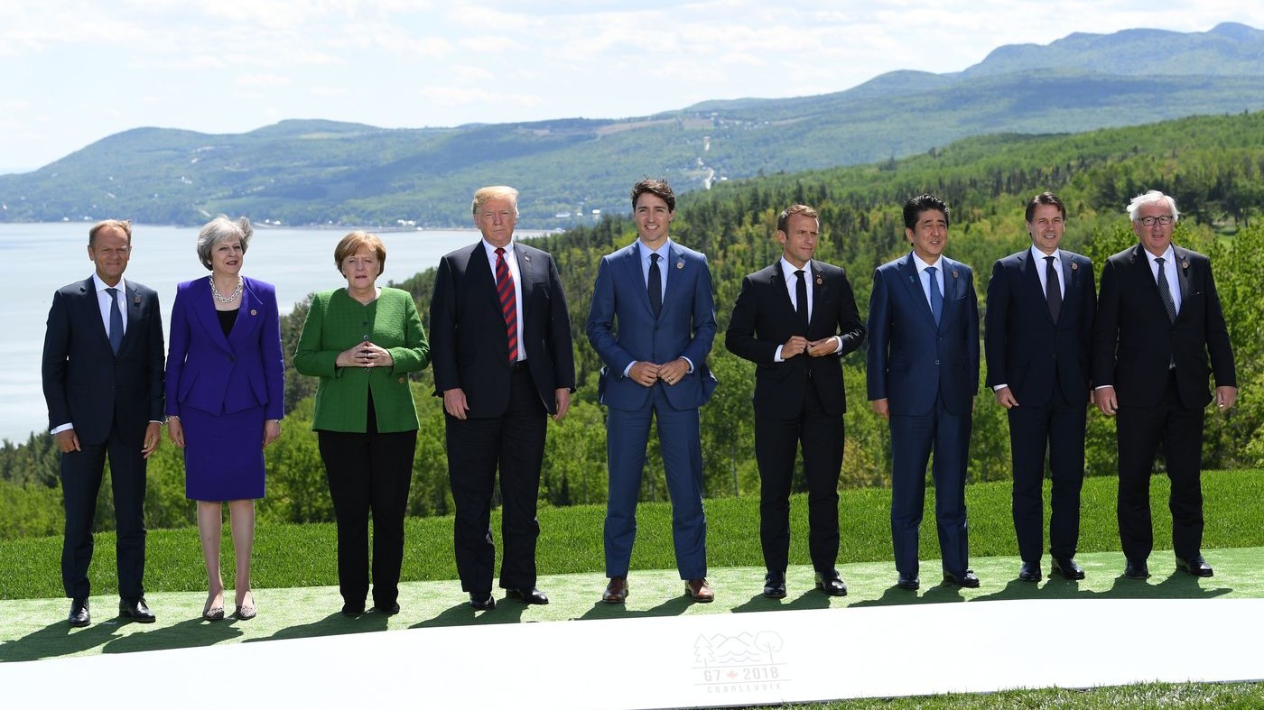 Foto, sorrisi e strette di mano: Conte al G7 tra i leader mondiali