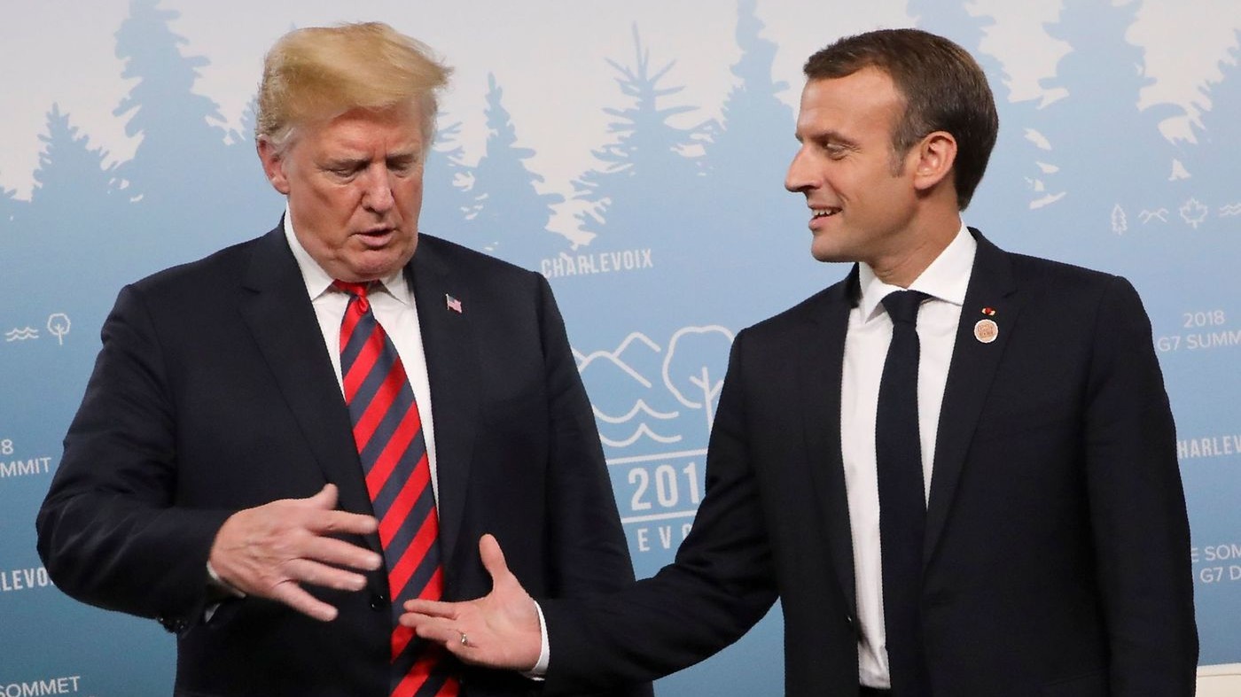 La ‘forte’ stretta di mano con Trump, Macron gli lascia il segno