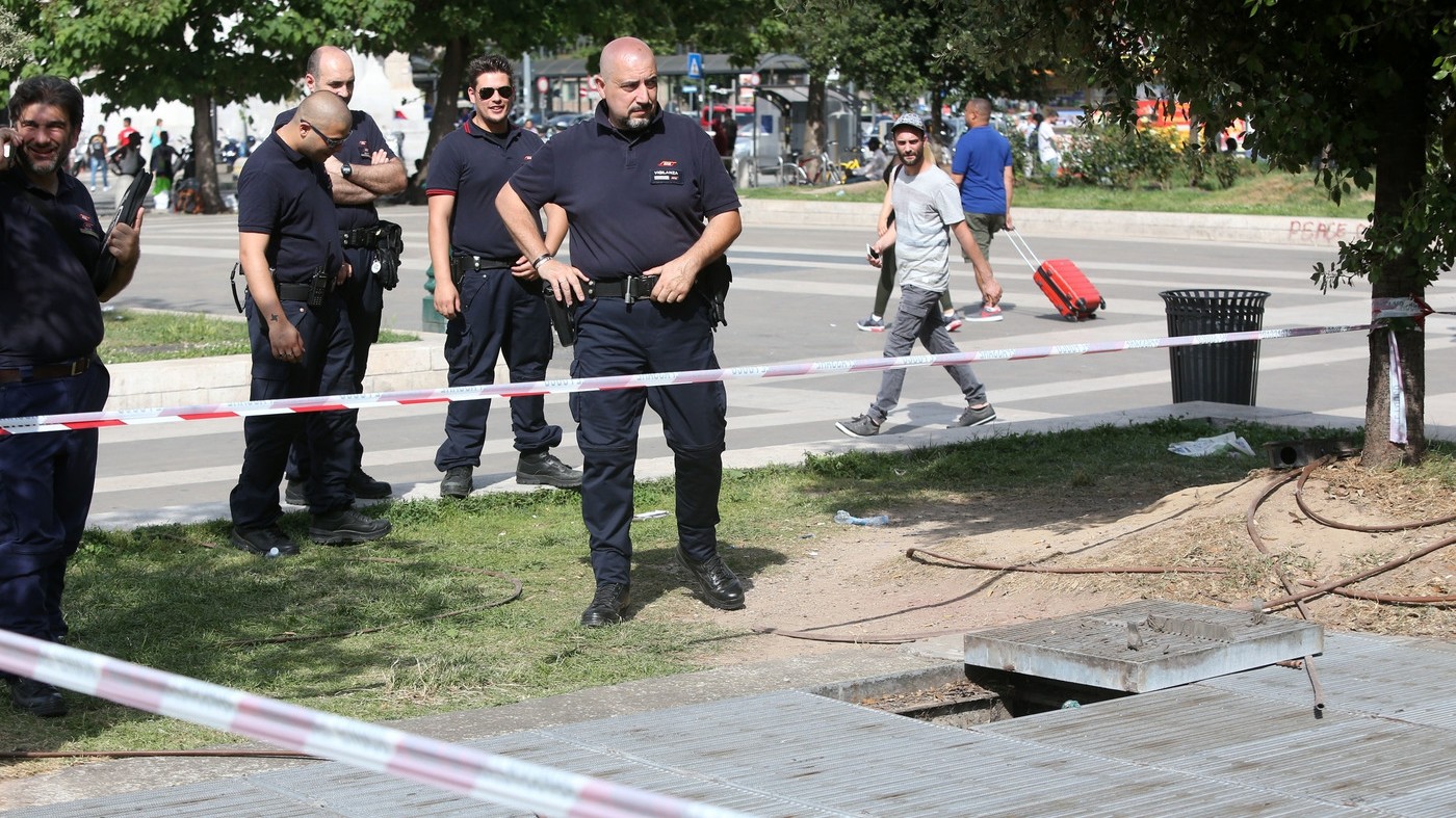 Milano, precipita in una grata della metro Centrale: volo di 10 metri, ferito