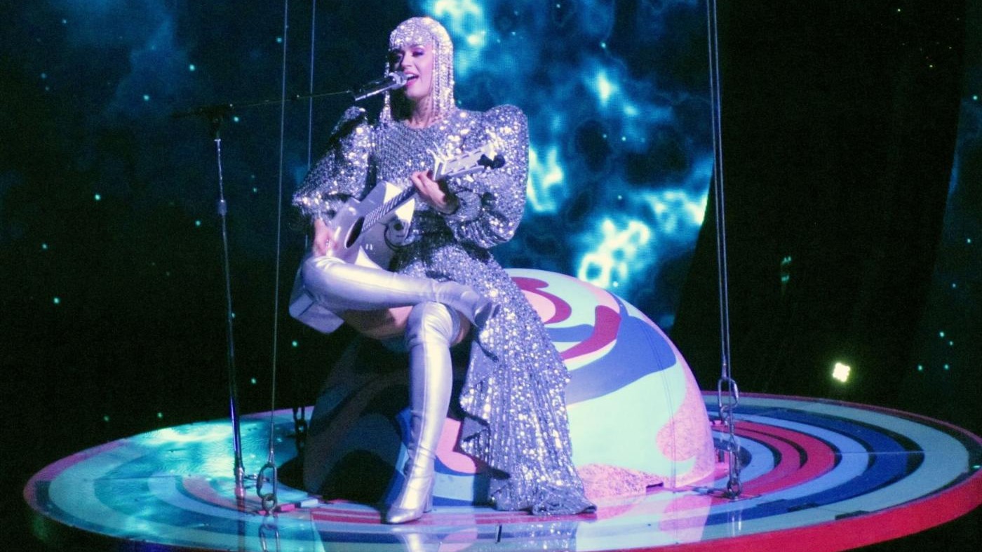 Da campionessa di basket ad angelo, l’incredibile show di Katy Perry a Londra