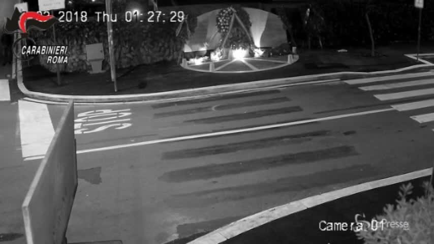 Via Fani, scoperto l’autore dello sfregio al monumento