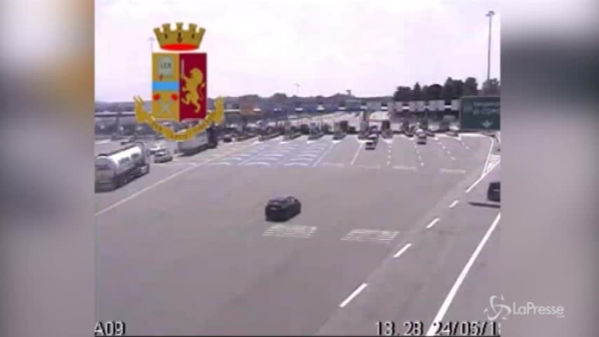 Il tir fa inversione in autostrada. Le immagini della manovra sull’A9