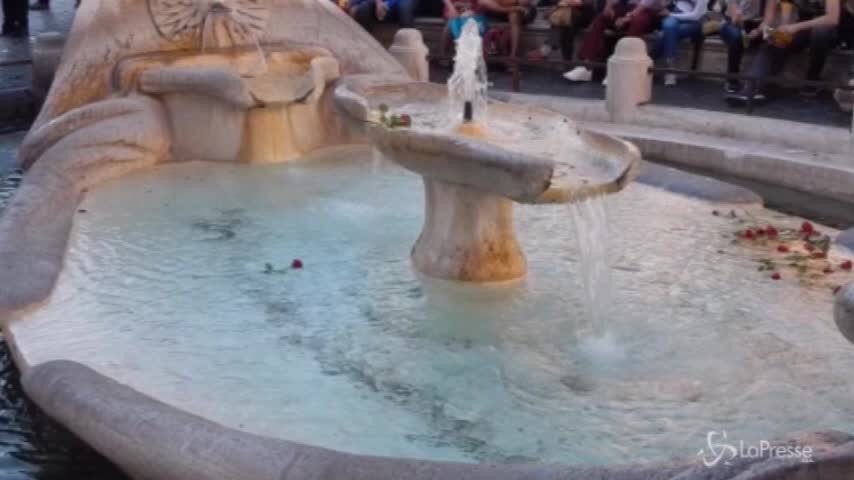 Roma, la Barcaccia piena di alghe e sporcizia