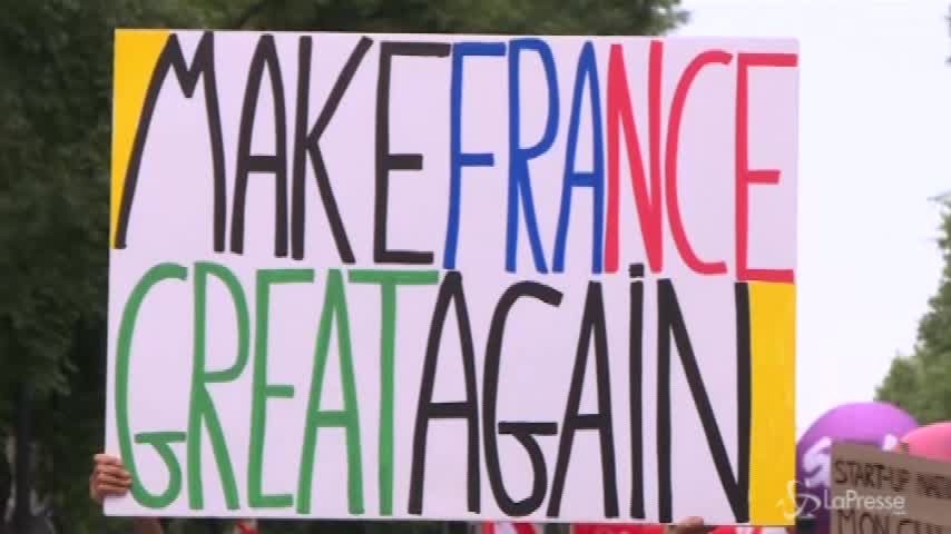 Parigi, la “marea popolare” contro Macron