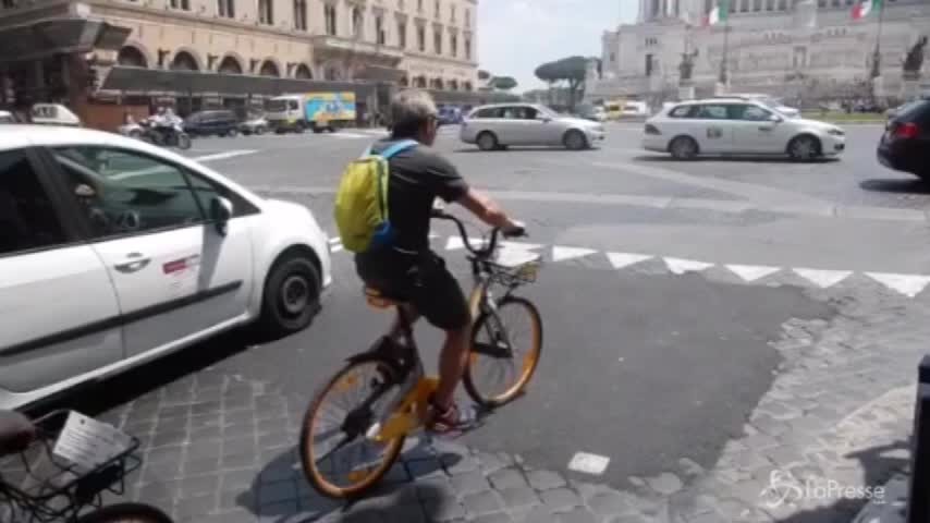 Roma rattoppa le buche per l’arrivo del Giro d’Italia