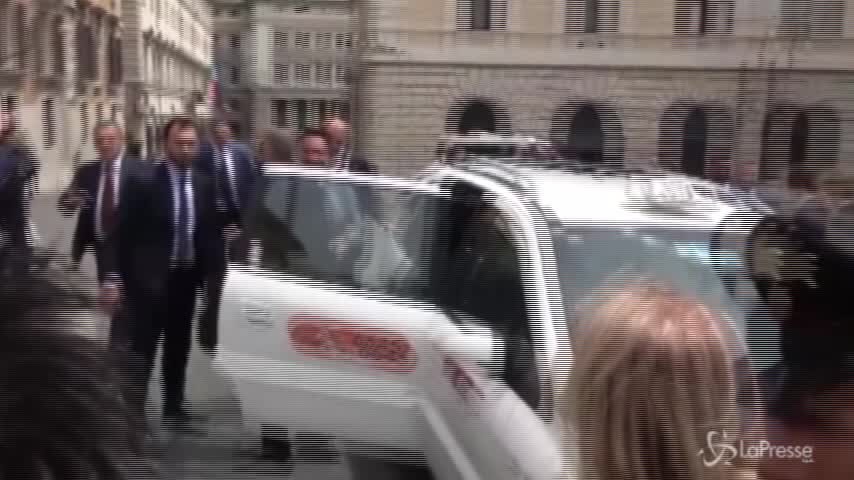 “Vogliamo governo votato dal popolo”: Cottarelli contestato