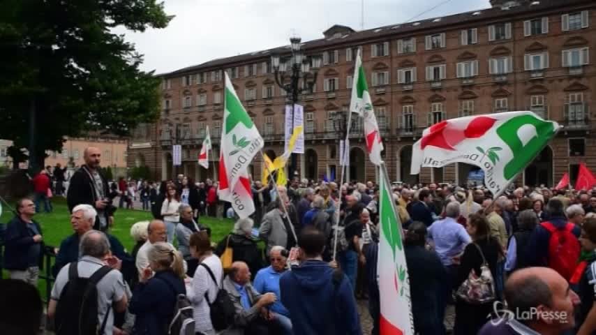 Torino, il Pd in piazza a sostegno di Mattarella