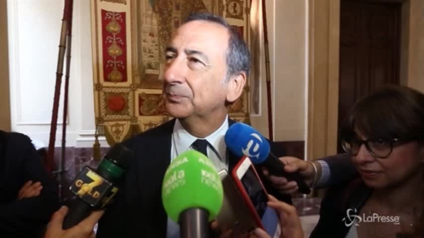 Sala: “Vergognoso rimuovere la foto di Mattarella dai comuni”