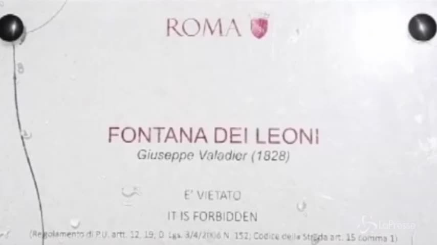Ripulita la Fontana dei Leoni a Roma