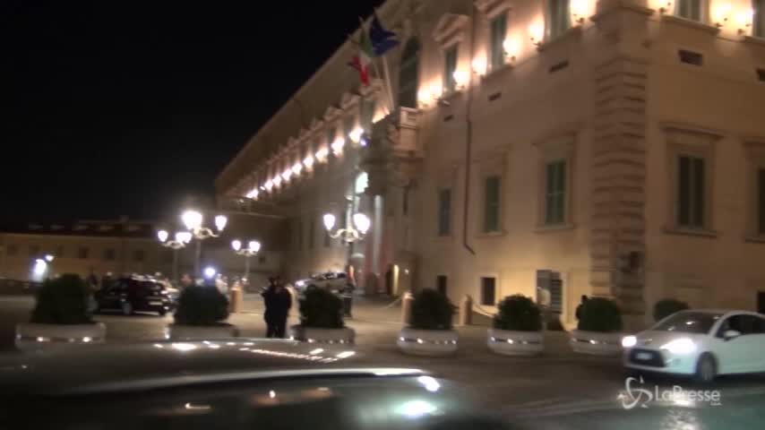 Conte lascia il Quirinale tra l’ovazione della gente