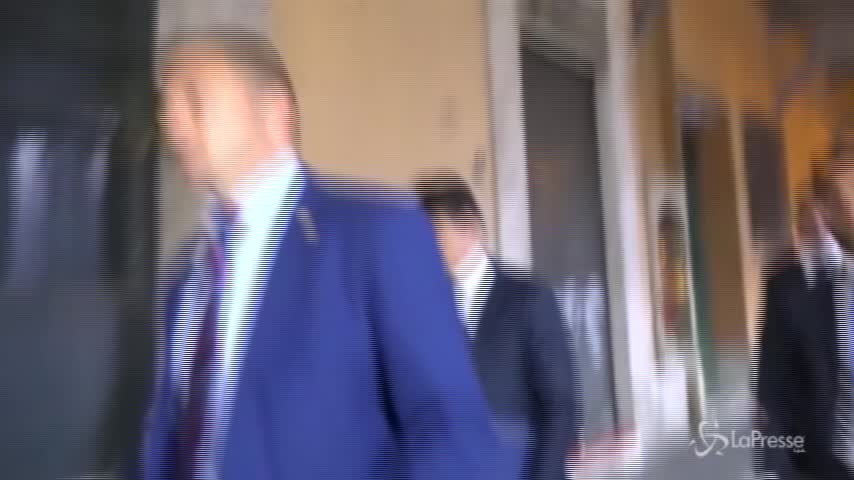 Conte a piedi dal Senato a casa: “Il Paese ha bisogno di fiducia”