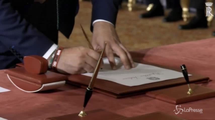 Governo, Matteo Salvini giura con il braccialetto del Milan